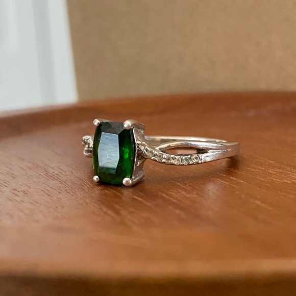 STS - Emerald Green Stone - Sterling Silver 925 Ring with Diamond Detailed band - Picture 14 of 17